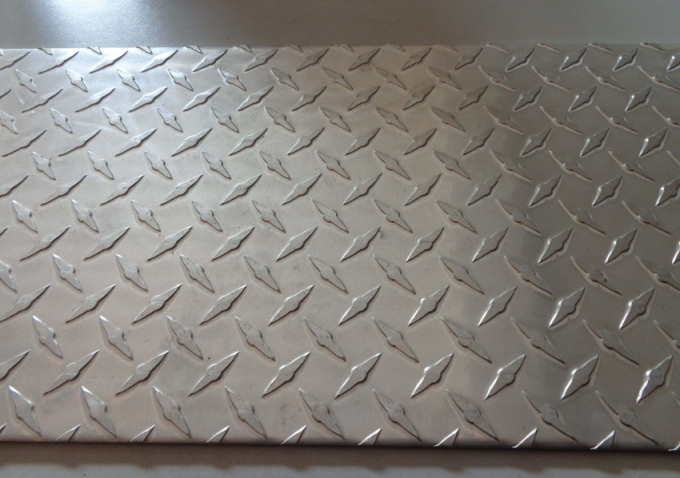 Dikte Met een laag bedekt Aluminium Geruit Blad, Broodje In reliëf gemaakte Aluminiumplaat voor Insigns